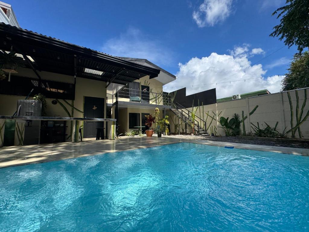 une piscine devant une maison dans l'établissement Pelíkano Uvita, à Uvita