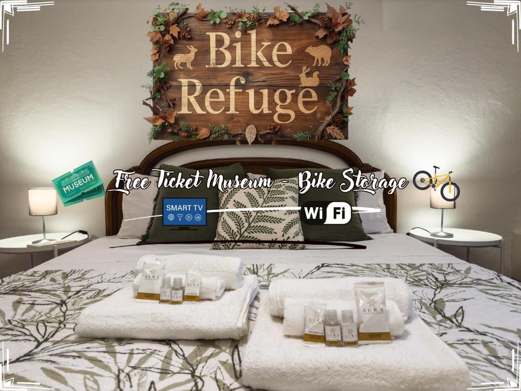 uma cama com uma grande placa que diz refúgio para bicicletas em Bike Refuge - WiFi - Free Ticket Museum - Smart TV em Altare