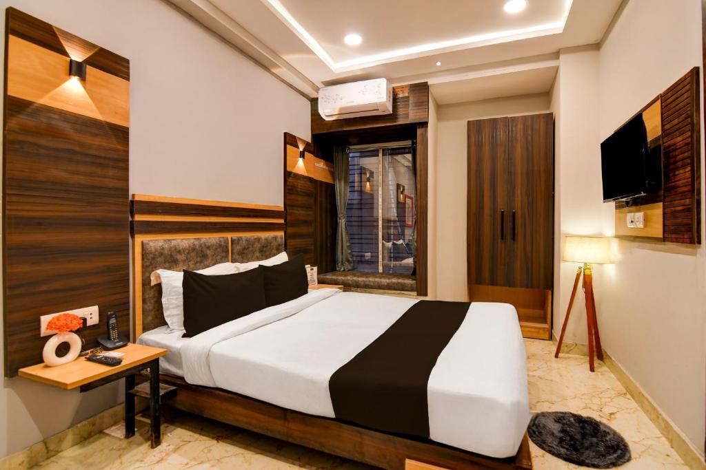 Un pat sau paturi într-o cameră la Super Hotel O The Lake Regency