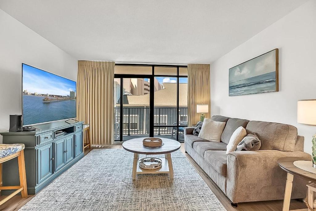 een woonkamer met een bank en een tafel bij Verandas 407 in Myrtle Beach