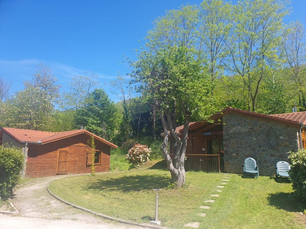 a house with a tree and a giraffe in the background at LE HAMEAU du COMTE de FOIX in Mercus-Garrabet