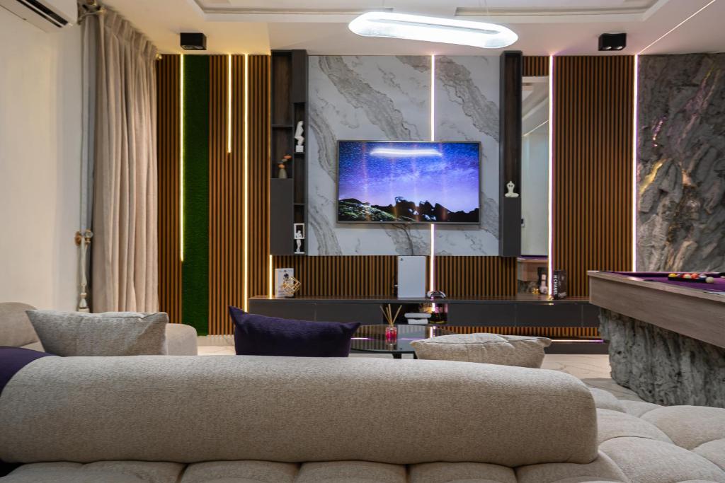 AjaElysian shores suites - BRADFORD的带沙发和台球桌的客厅