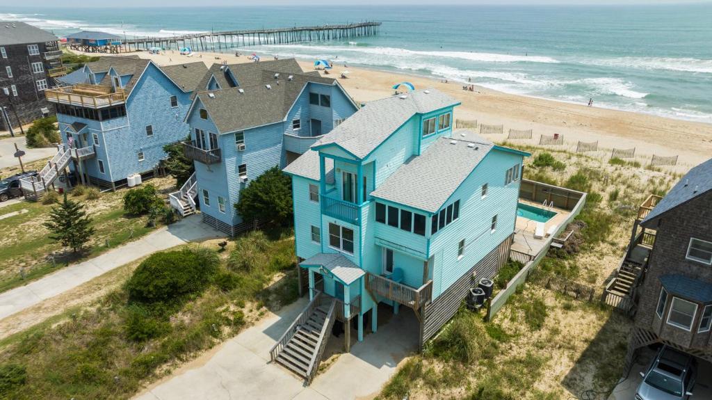 - une vue aérienne sur une maison bleue et la plage dans l'établissement 8403 - Lady of Dare, à Avon