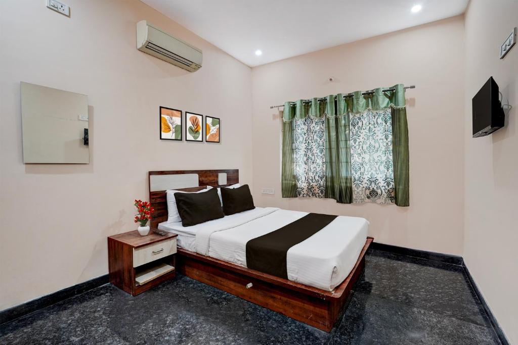 Postel nebo postele na pokoji v ubytování Collection O Kammasandra Gate Bus Terminal Formerly Riches Inn