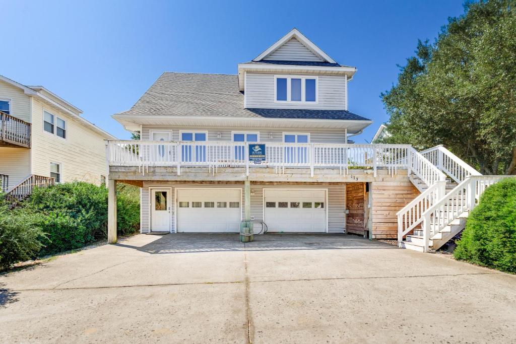 ein Haus mit einem Balkon und einer Auffahrt in der Unterkunft 2160 - Mighty Duck in Jay Crest
