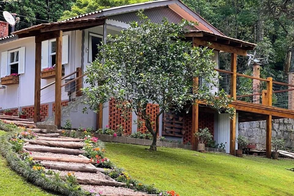 a house with a pathway leading to the front yard at Morada Tito Georgi in Gramado