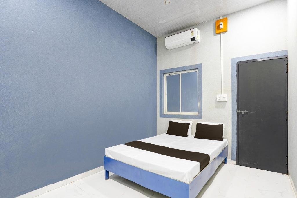 Ένα ή περισσότερα κρεβάτια σε δωμάτιο στο Hotel O The Lotas Gardan