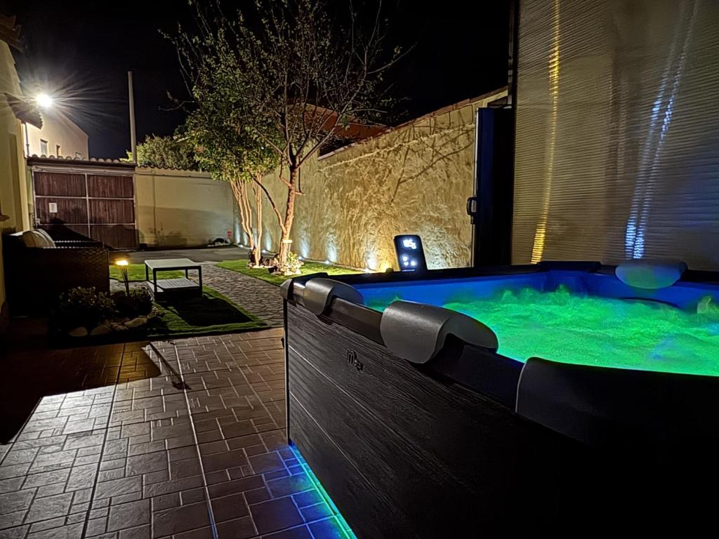 uma banheira de hidromassagem no quintal à noite em Costa Ovest Apartment 2 em Nurachi