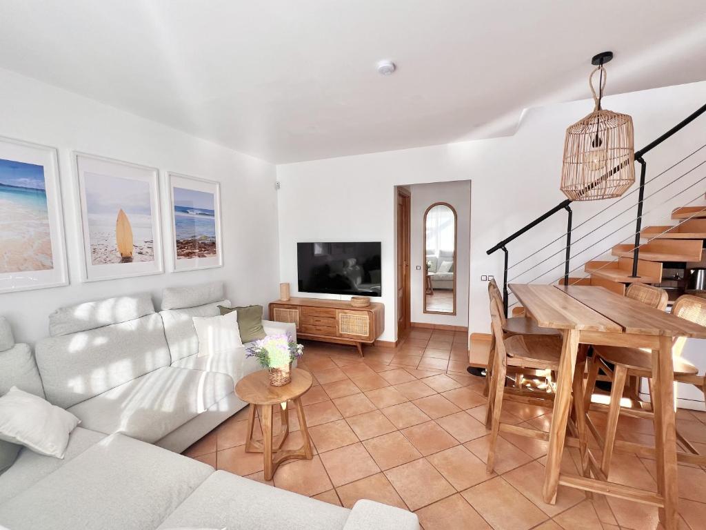 Μια τηλεόραση ή/και κέντρο ψυχαγωγίας στο Villa Majanicho Outside con piscina