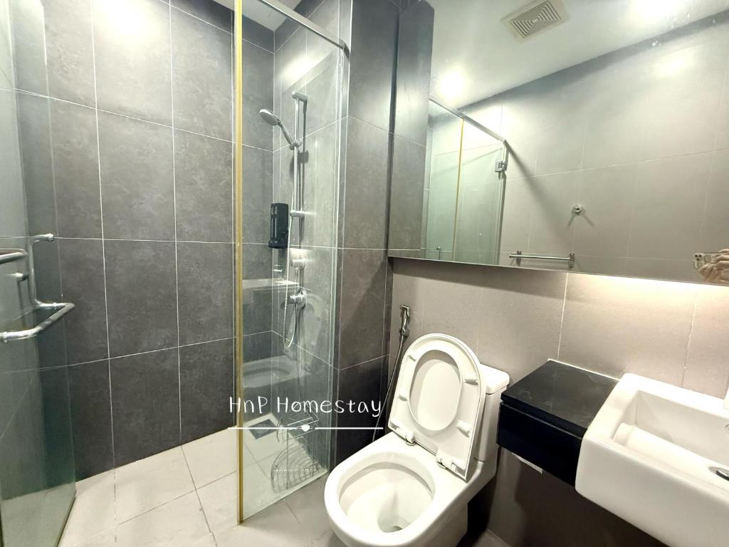 une salle de bain avec toilettes, douche et lavabo dans l'établissement Imperia Condo Near Legoland 2BR 4Bath 5pax, à Nusajaya