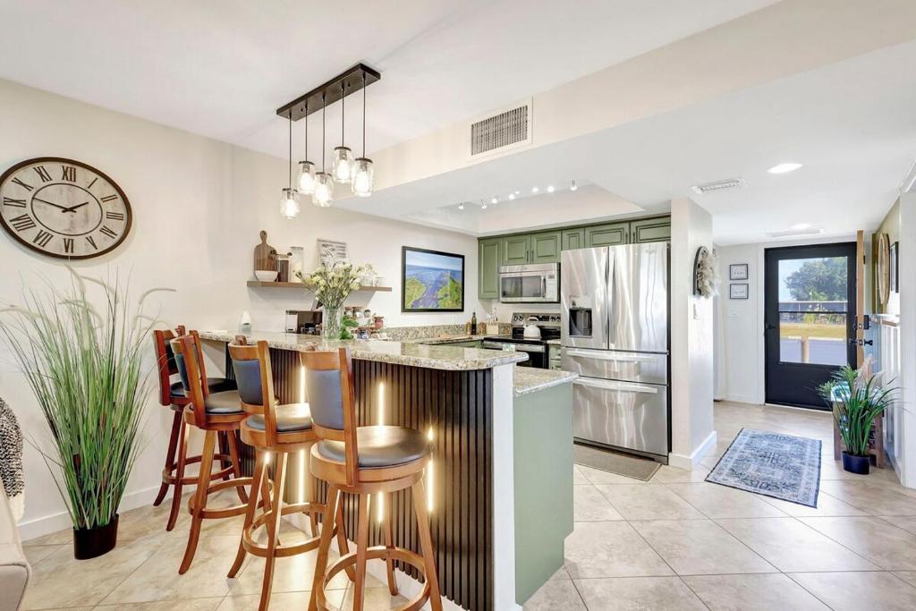 Η κουζίνα ή μικρή κουζίνα στο The Gator Escape -Poolside Condo walk to Tiki Bar