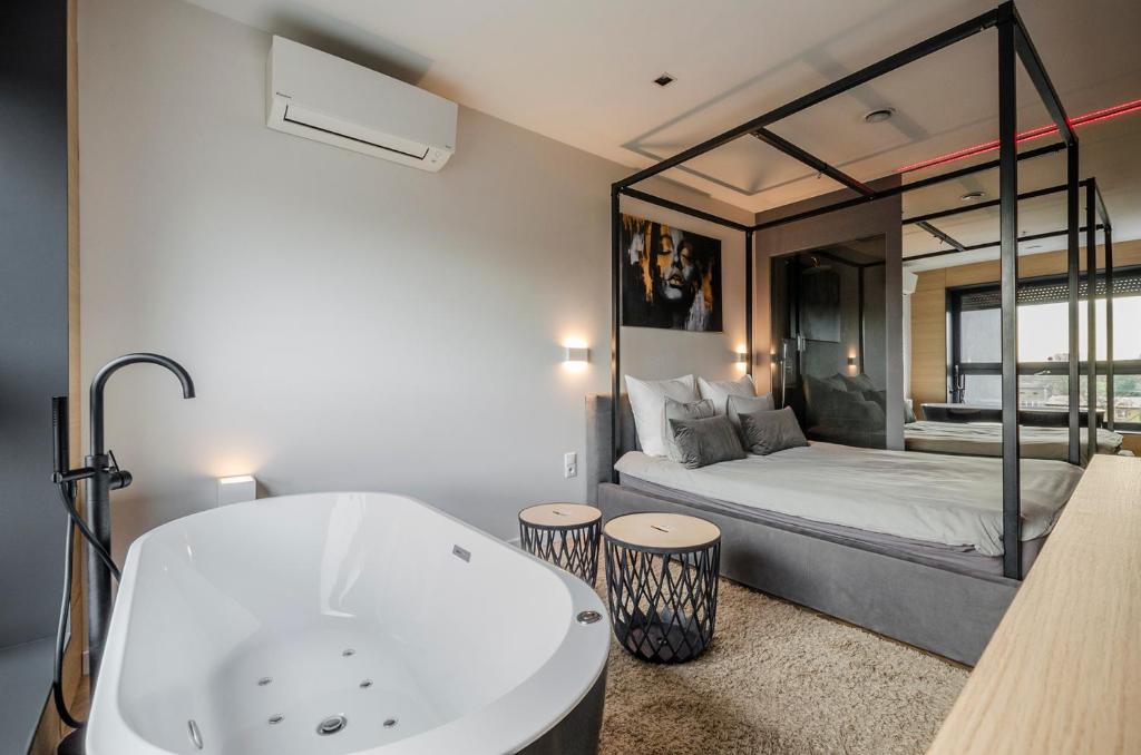 LupoApartments z Klimatyzacją do wyboru z Jacuzzi Pole Dance Parking Dostęp na Kod - Studio With Spa Bath