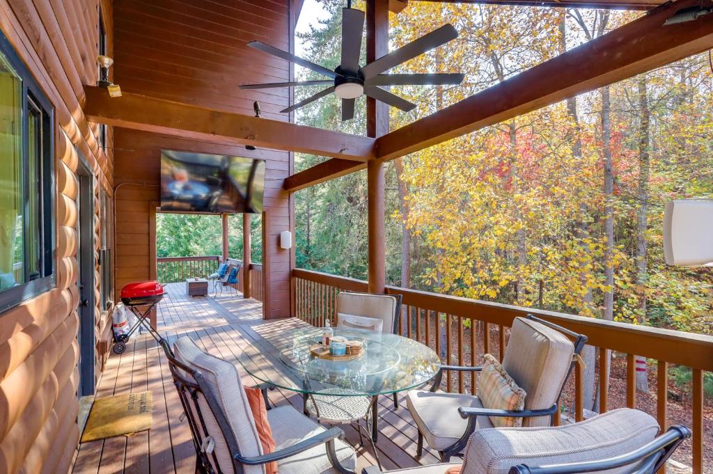 Rõdu või terrass majutusasutuses Steps to Lake Lanier Wooded Escape with Boat Dock