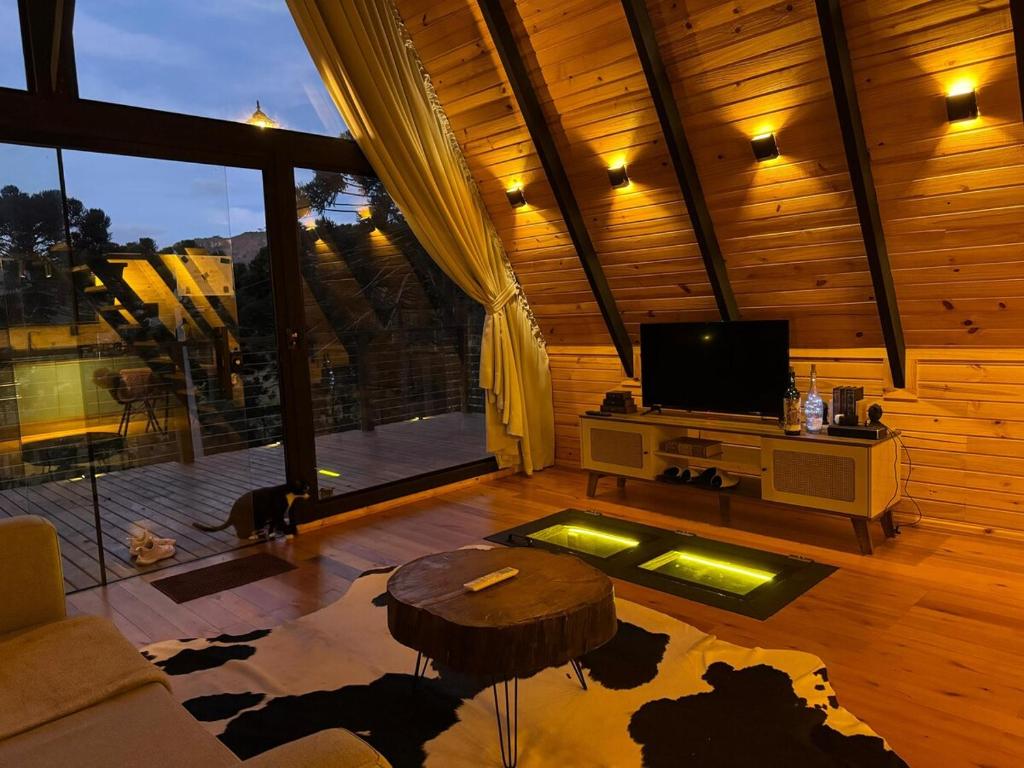 Televiisor ja/või meelelahutuskeskus majutusasutuses Cabana Chale com Adega 2km do Centro