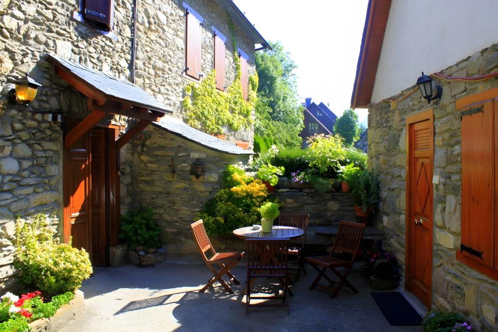 a patio with a table and chairs next to a building at Casa Es De Bernat 2 in Garós