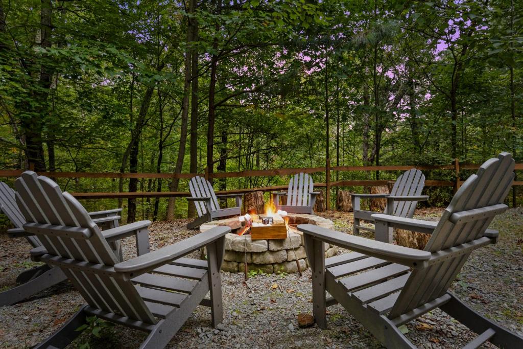 Φωτογραφία από το άλμπουμ του Luxury Cabin with Hot Tub, Fire Pit and Near the Lake σε Morganton