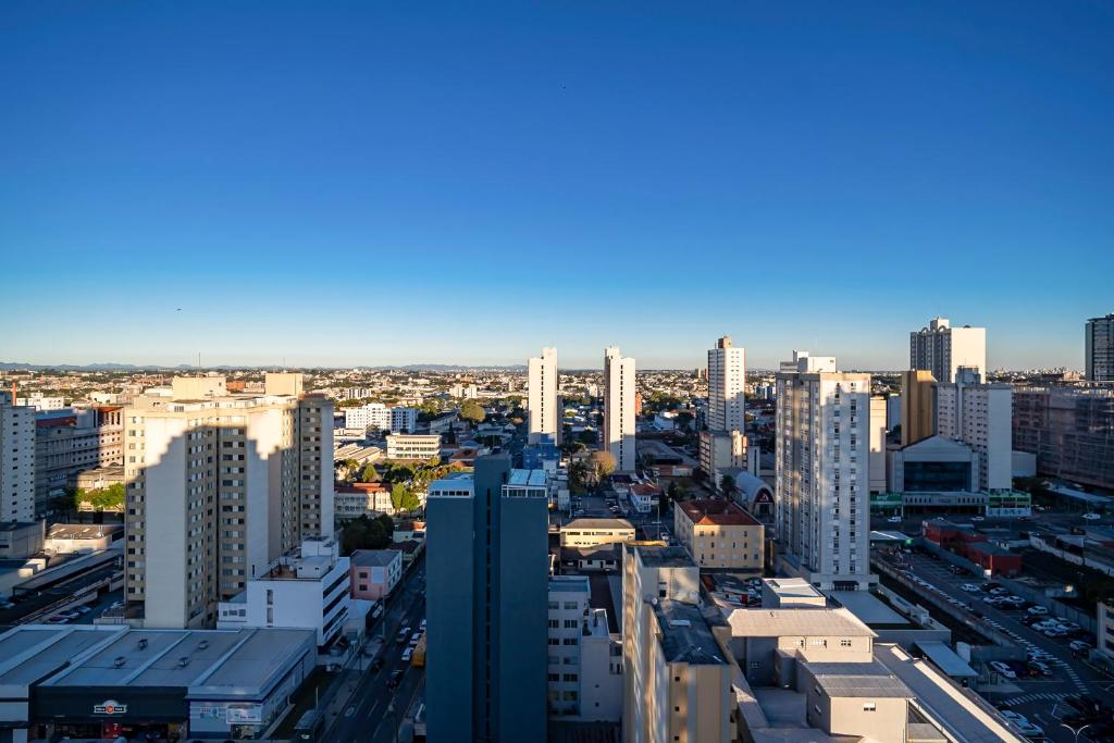 une vue d'une ville avec de grands immeubles dans l'établissement Edificio MUV Yogha, à Curitiba
