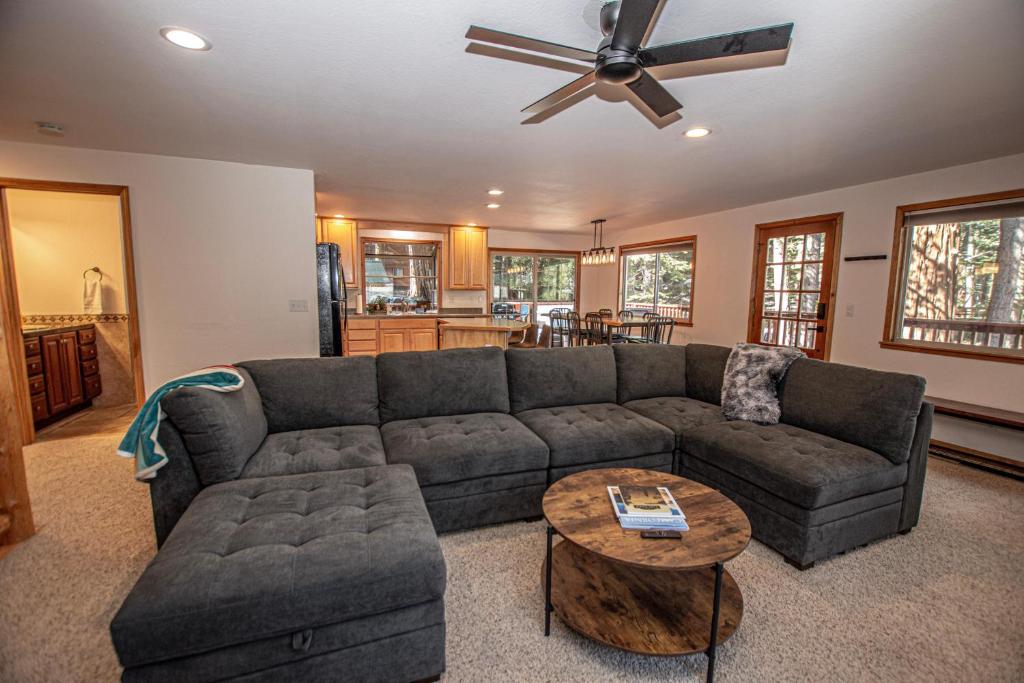 Et opholdsområde på Daly's Digs By Hauserman Rentals