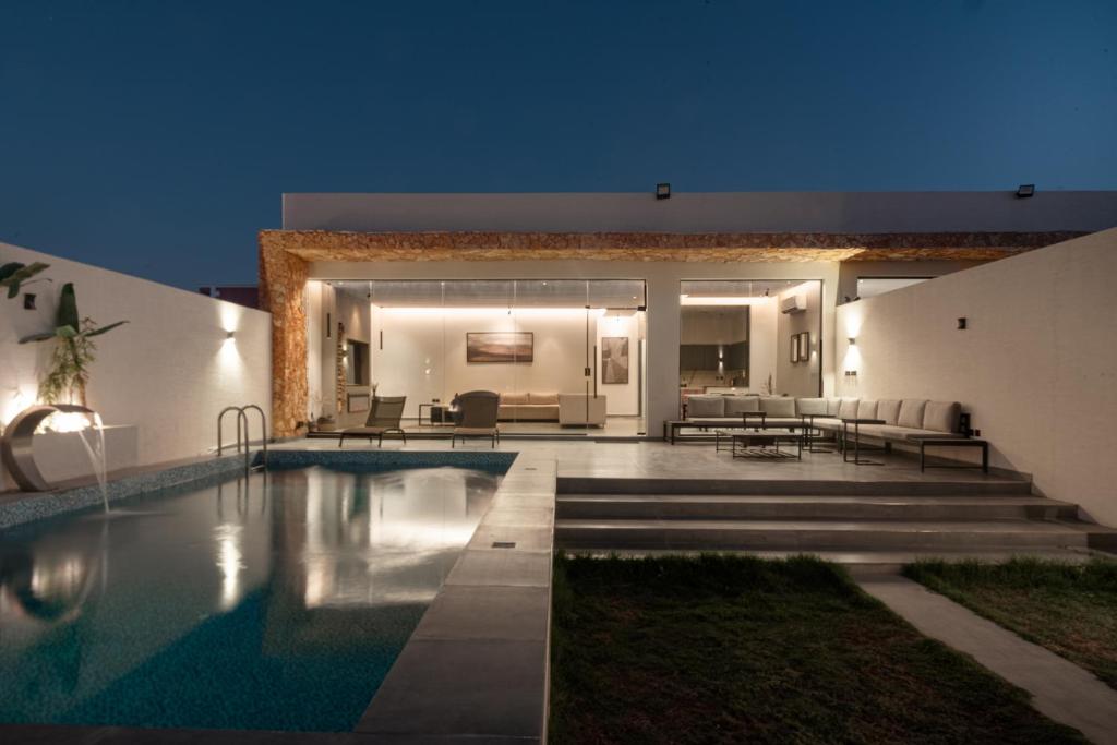 una villa con piscina di notte di شاليهات روح نجد a Al ‘Ammārīyah