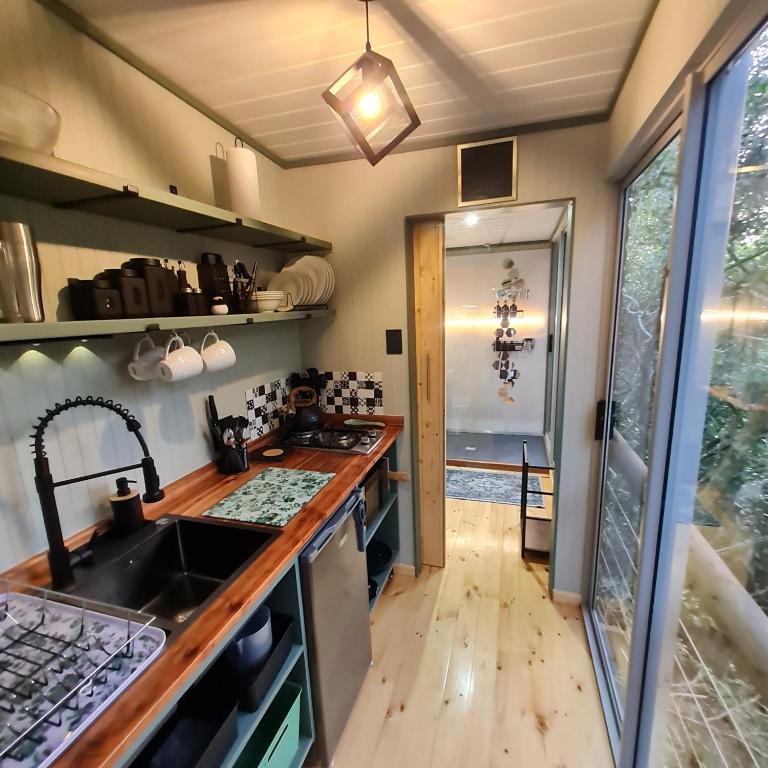 eine Küche mit Spüle und Arbeitsplatte in der Unterkunft Squirrels Rest Treetop Glamping in Knysna