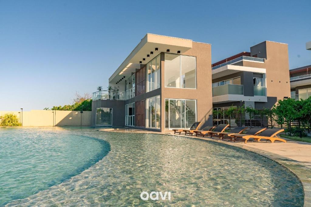 ein Haus mit einem Swimmingpool vor dem Haus in der Unterkunft Condomínio Mantra em São Miguel do Gostoso in Reduto