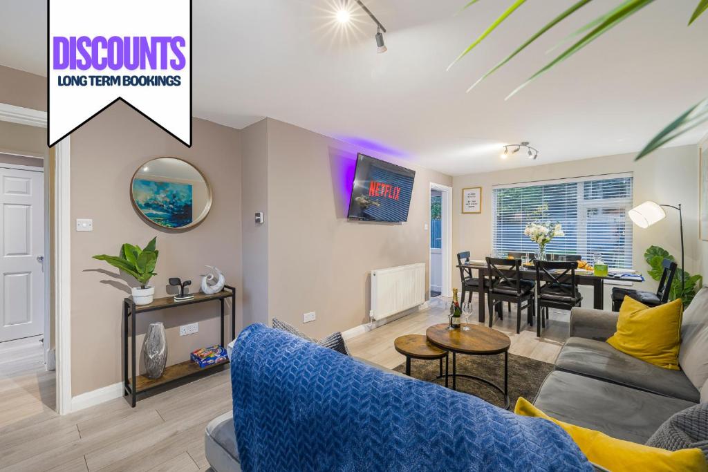 un salon avec un canapé et une salle à manger dans l'établissement Modern Comfort, Free Parking, Netflix & Disney plus in every Bedroom and Living Room, à Shephall