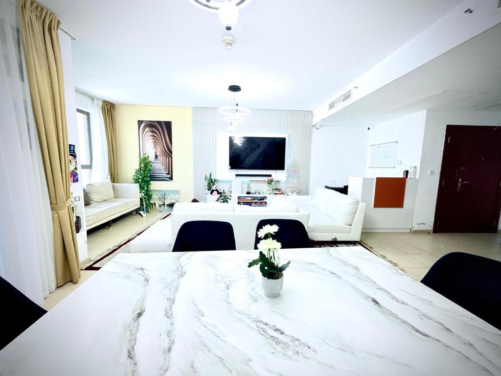 Postel nebo postele na pokoji v ubytování Bed space Available in Luxury Apartment