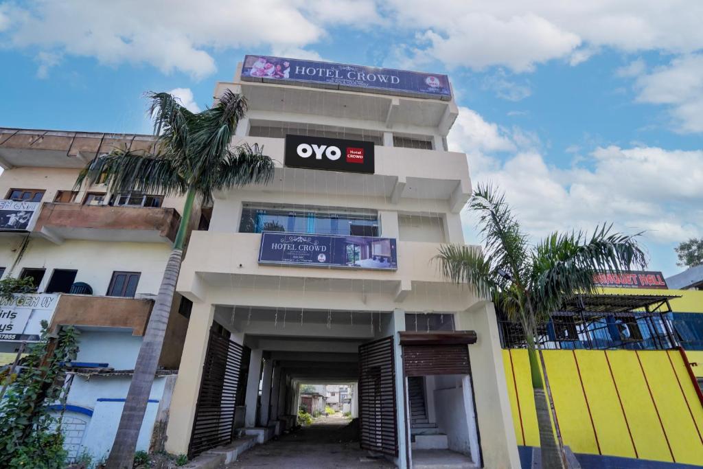 DurgにあるHOTEL O CROWDの上に看板がある建物