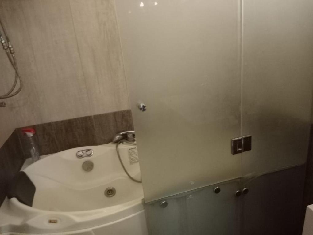 Un baño de شارع طيبة متفرع من جامعة الدول