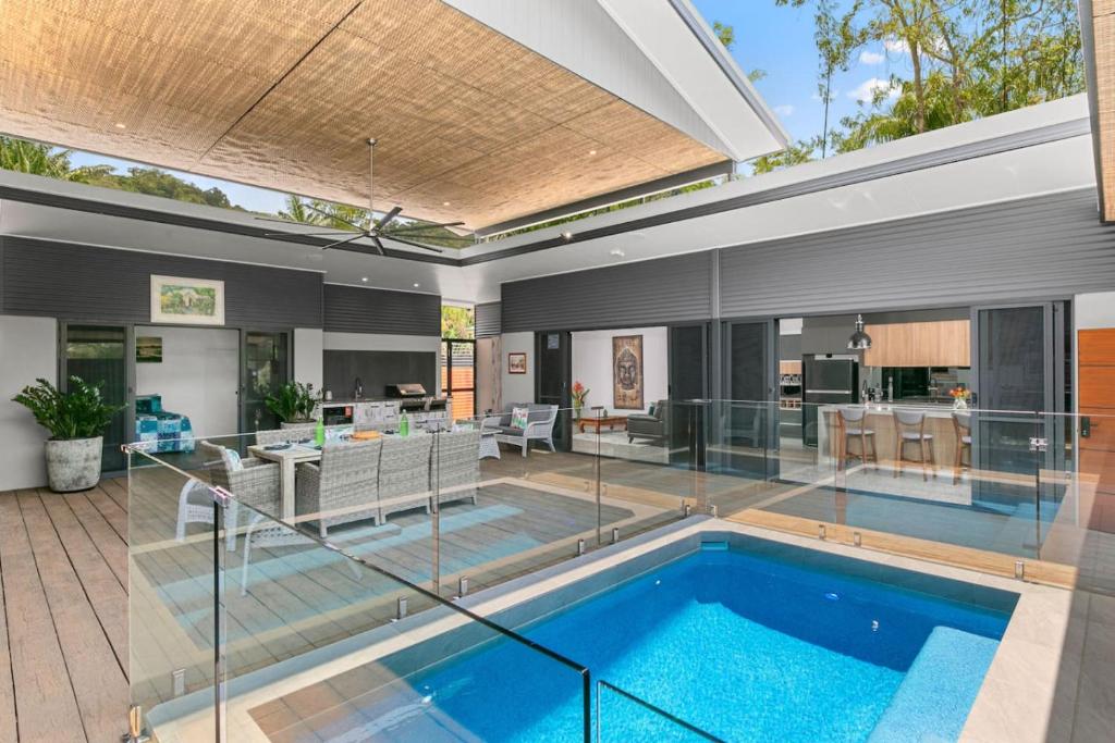 Balinese Style Villa With Bionized Pool في Bayview Heights: صورة منزل مع مسبح