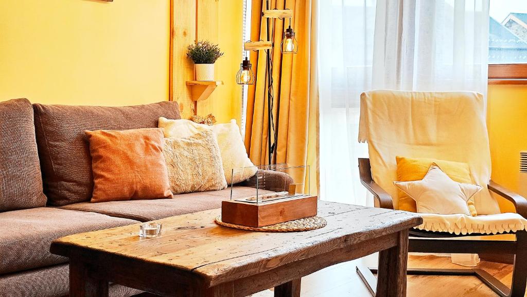 Χώρος καθιστικού στο Forest nest Cozy apartment white balcony on the hill