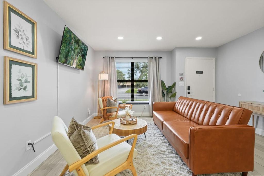 Khu vực ghế ngồi tại Modern Escape Near Lake Eola and Downtown Orlando