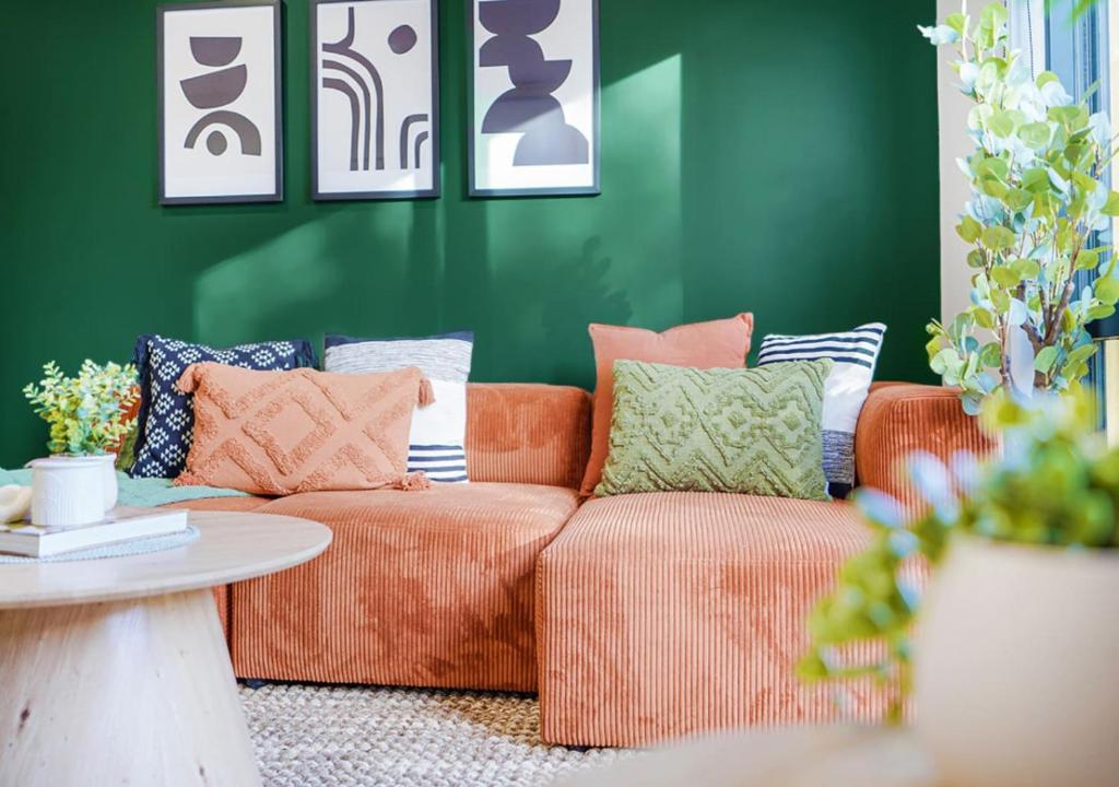 Χώρος καθιστικού στο Brand New, King-Bed, Central City -By KOSH