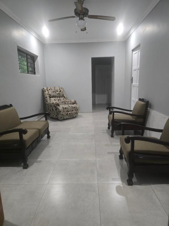 Apartment 33 في خليج ريتشاردز: غرفة انتظار مع كنب وكراسي في غرفة