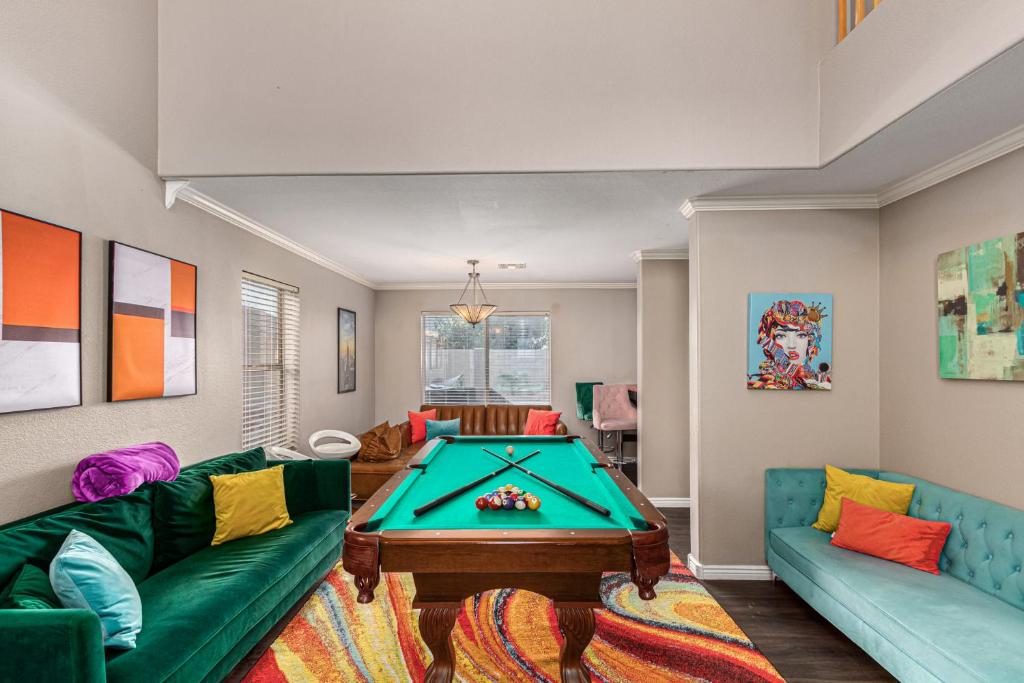 Posezení v ubytování Family Fun House Close to Everything