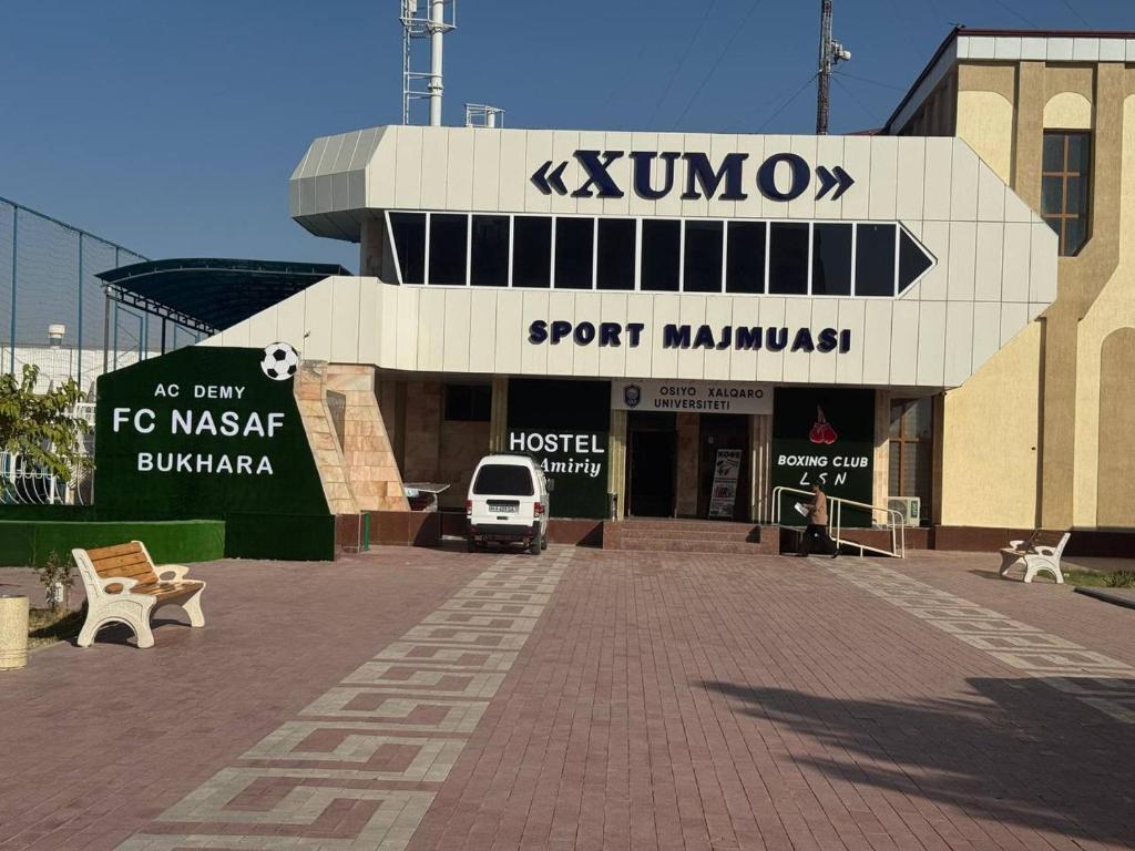 een gebouw met een bord waarop staat kuma sportuminati bij Amiriy hostel in Bukhara