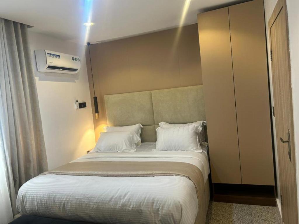 Postel nebo postele na pokoji v ubytování OPULENT OASIS Hotel and Apartments