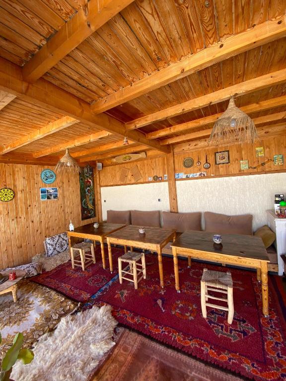 a living room with a table and a couch at Dania Surf House in Mirleft