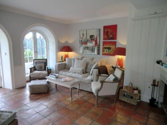 un salon avec un canapé blanc et des chaises dans l'établissement Gartensuite-Kamin-Sauna-Pool-Garten, à Kampen