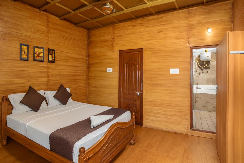 Postel nebo postele na pokoji v ubytování HolidayZ by Stayz Royale in Yercaud - Misty Woody Stay