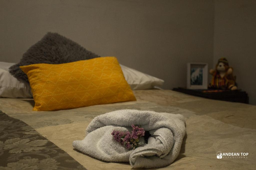 库斯科Spacious Apartment Near Plaza Principal的床上的毛巾堆,有黄色枕头