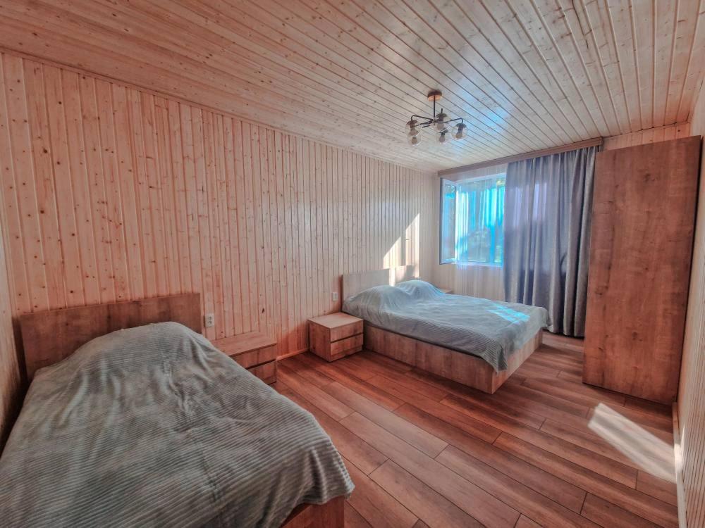 Postel nebo postele na pokoji v ubytování Bacho's cottages Mzetamze - cozy mountain retreat