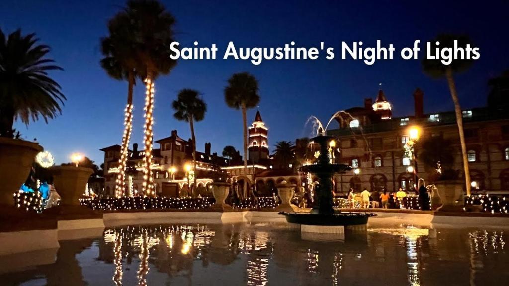 Eine nachts erleuchtete Stadt mit einem Springbrunnen und Palmen in der Unterkunft St Augustine "Pink House" Sleep 12, 6 Bd, 3Bth, Steps to Historic St Augustine Center & All Tourist Attractions, Restaurants, Cafes, Backyard, Porch in St. Augustine