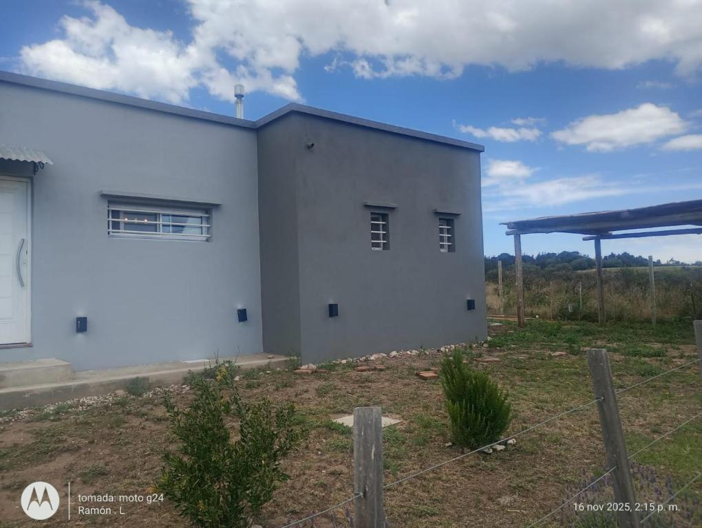 Ein weißes Gebäude mit einem Zaun im Hof. in der Unterkunft Entresoles in Los Cocos