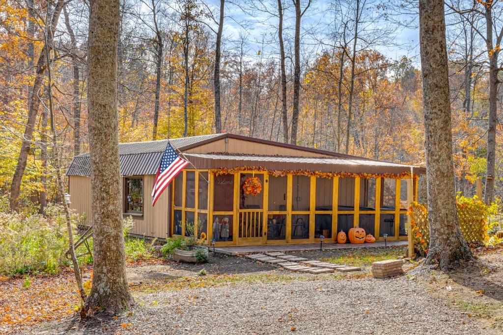 Vườn quanh 9 Mi to Hocking Hills SP Cabin with Private Hot Tub