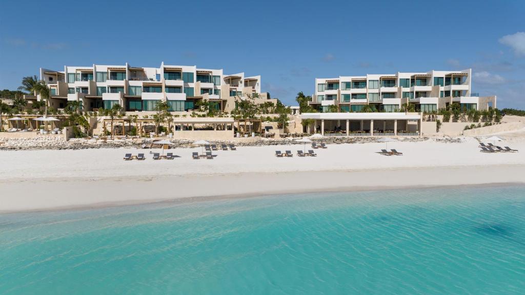 vista su una spiaggia con un resort di The Strand Turks and Caicos a Providenciales