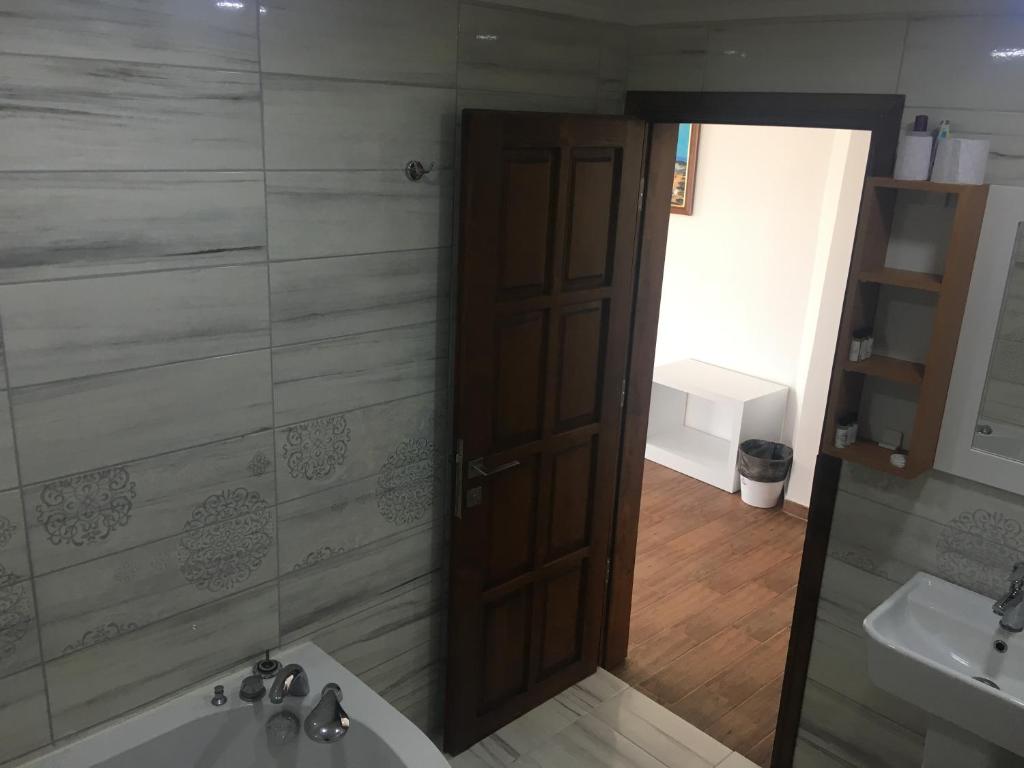 A bathroom at Elegance Hotel Kemer