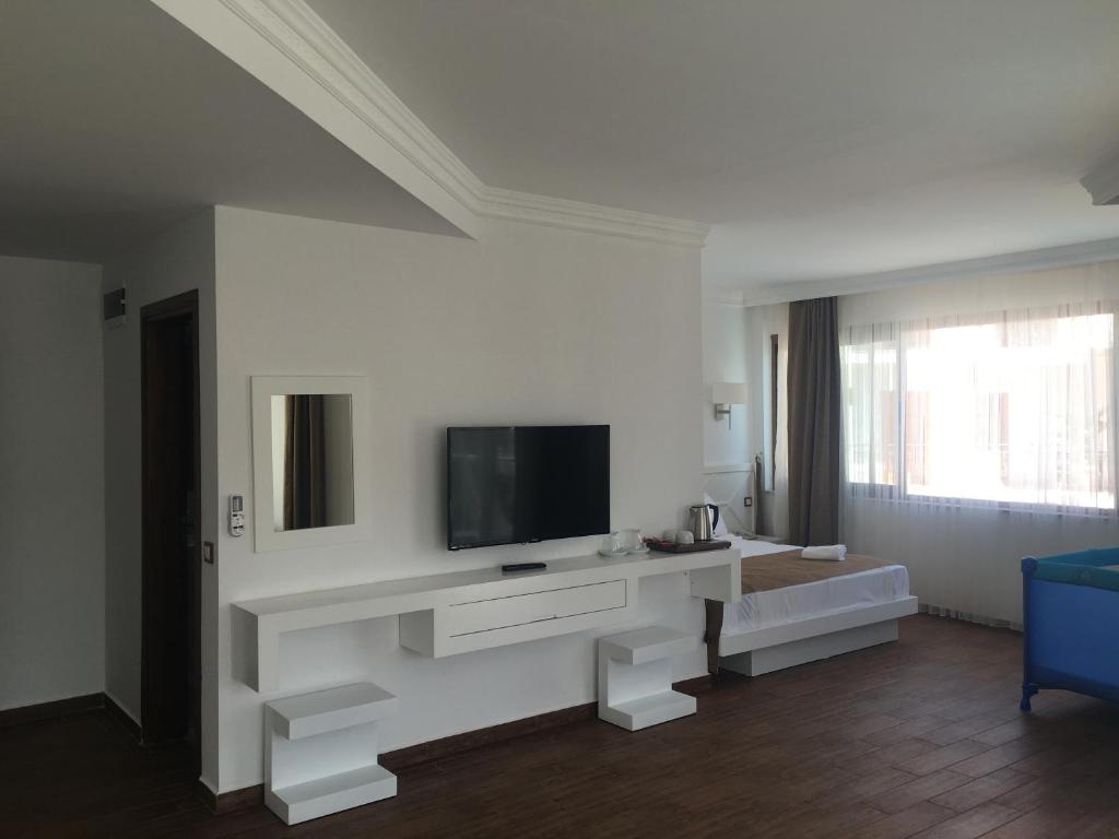 A television and/or entertainment centre at Elegance Hotel Kemer