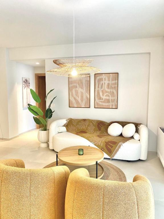 un salon avec un canapé et une table dans l'établissement Aurelia Residence, à Ampavris