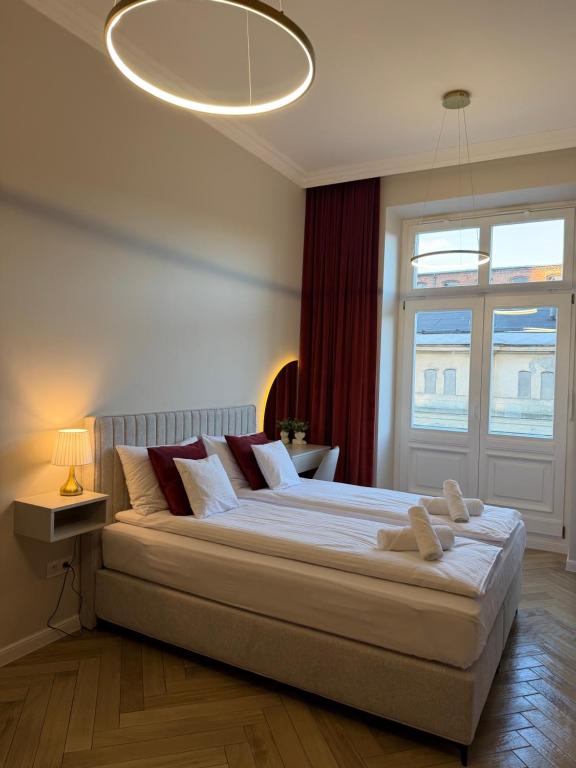 Postel nebo postele na pokoji v ubytování NOWE !!! Apartamenty OFF PIOTRKOWSKA w Roosevelta Residence, Klimatyzacja, Wejście na KOD, WiFi, FV